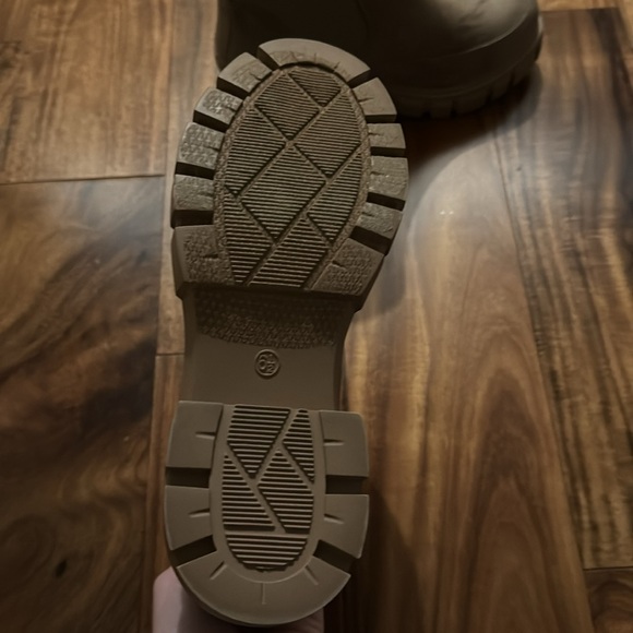 Boots - Picture 6 of 6